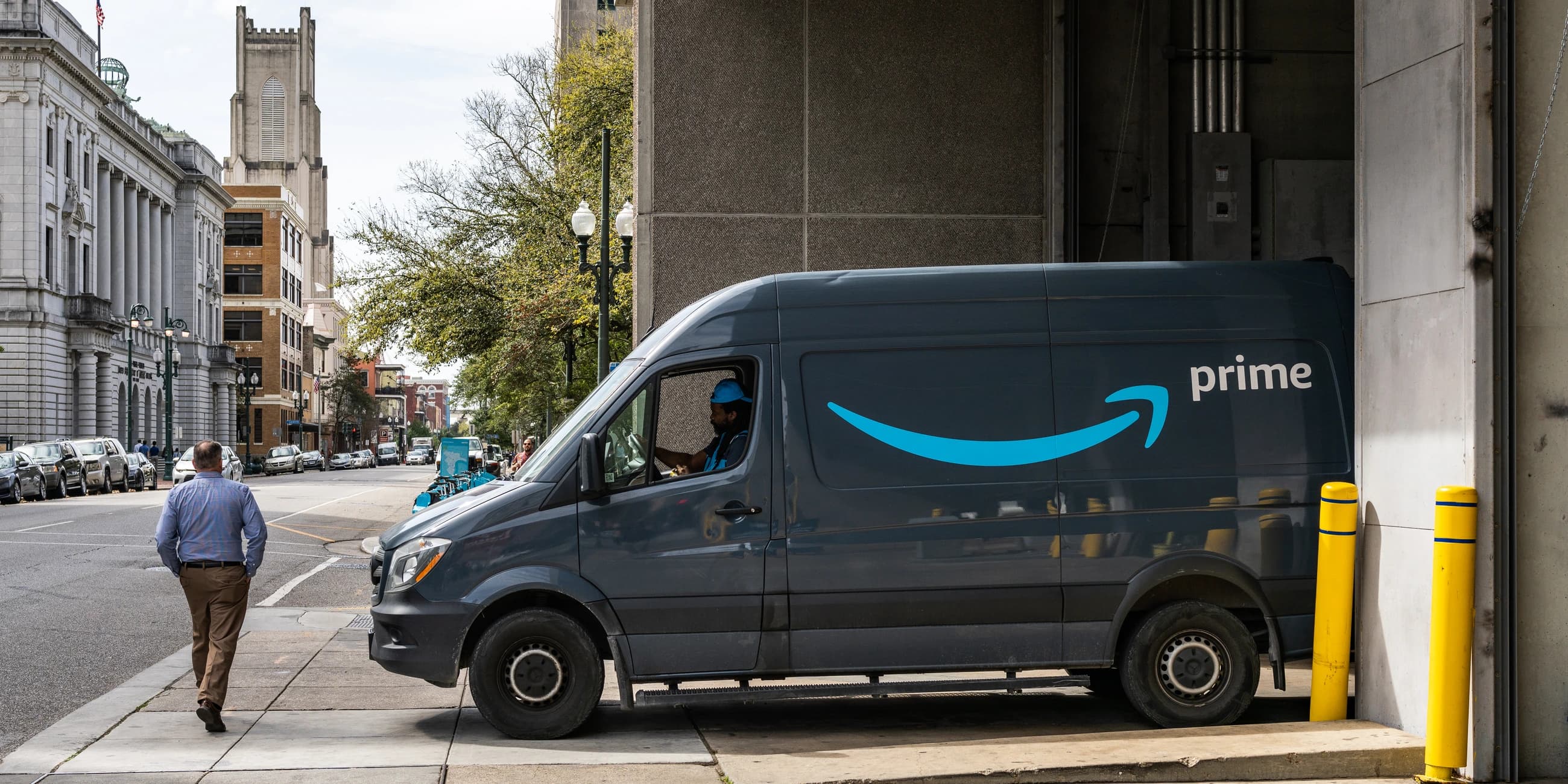 Een Amazon Prime-bezorgbus in een stadsstraat