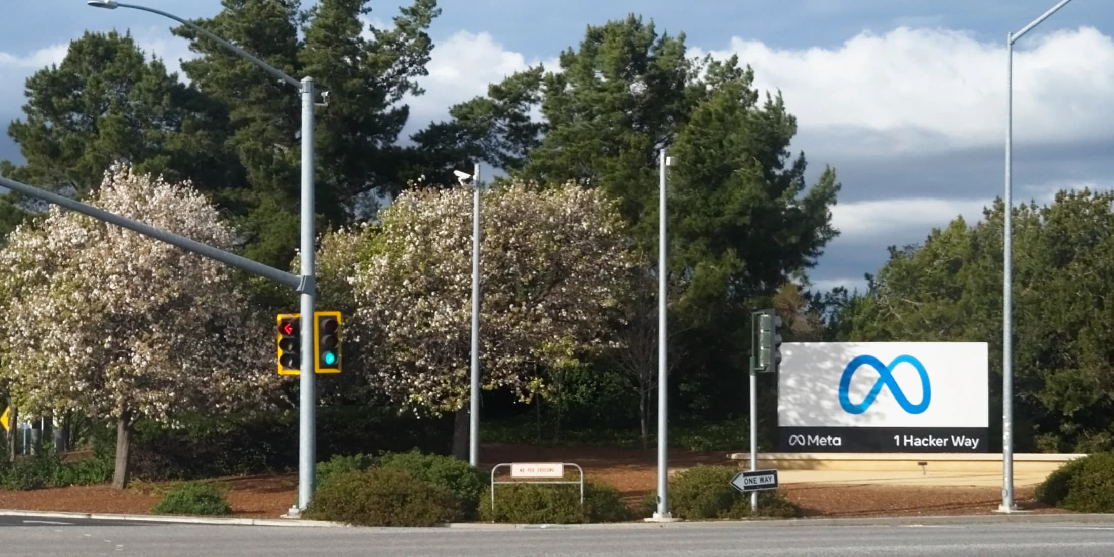 Het bord van het Meta-hoofdkantoor aan 1 Hacker Way in Menlo Park